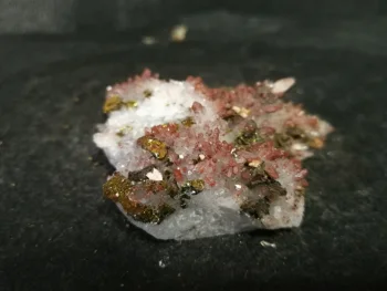 40.0 gNatural crystal, saliferous železnej rudy, kalcit, paragenetic minerálnych vzoriek